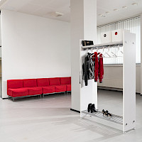 Summanen Oy tuotemerkki Monena, erikoiskalustevalmistaja, naulakkokalusteet, järjestelmänaulakot