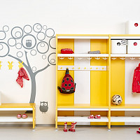 Summanen Oy tuotemerkki Monena, erikoiskalustevalmistaja, naulakkokalusteet, koulunaulakot, järjestelmänaulakot, päiväkotinaulakot, julkitilanaulakot